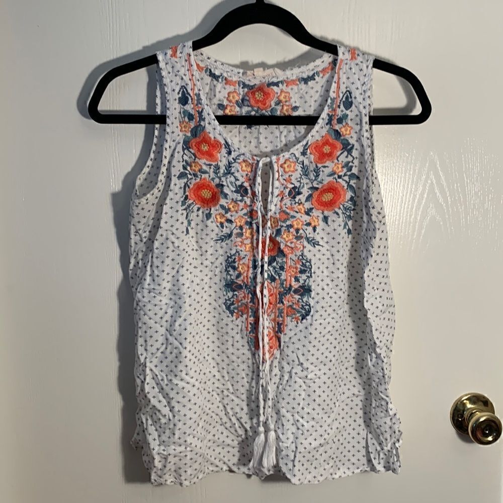 Solitaire GUC white/blue +, orange embroidered floral tank top Size Medium